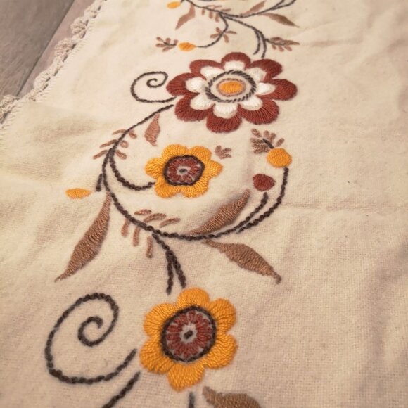 Vintage Crewel Tablecloth Hand Embroidered Floral Brown &Gold Crochet Lace Edge - Picture 8 of 14